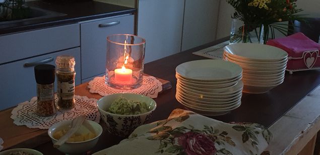 Asiakkailta tullut toive lisätä torstain rentoutusiltoihin vielä iltapala, toteutettiin. Kerran kuussa Pinja aloittaa illan takkatulen loimussa lempeällä joogalla, josta vois siirtyä saunaan ja iltapalan kautta pötkähtää vielä sointukylpyyn.